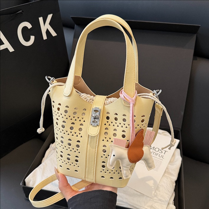 A niche hollowed-out bucket bag for women in 2025, a new fashionable vegetable basket handbag, a versatile shoulder bag, and a trendy crossbody bag full figure