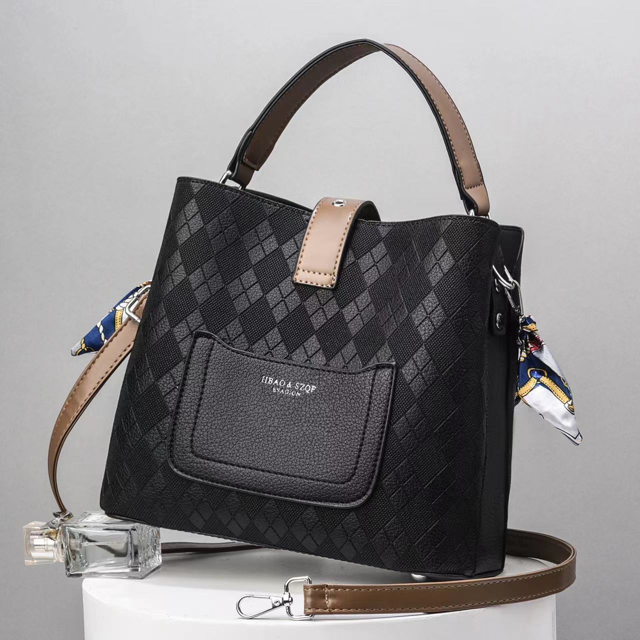 The 2022 new style of women's handbags is fashionable, versatile, simple, large-capacity, single-shoulder, and elegant. It's a trendy crossbody bag details Picture