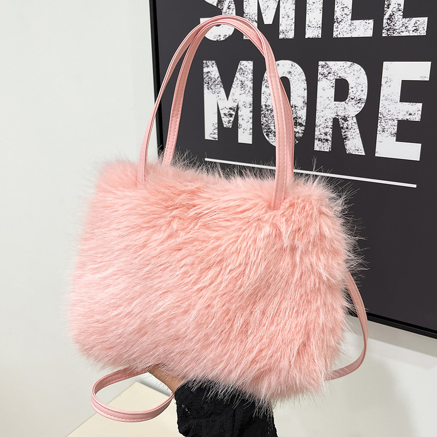 A new 2024 trendy, fashionable and stylish plush bag for women, a Korean style niche, trendy and versatile single-shoulder bag full figure