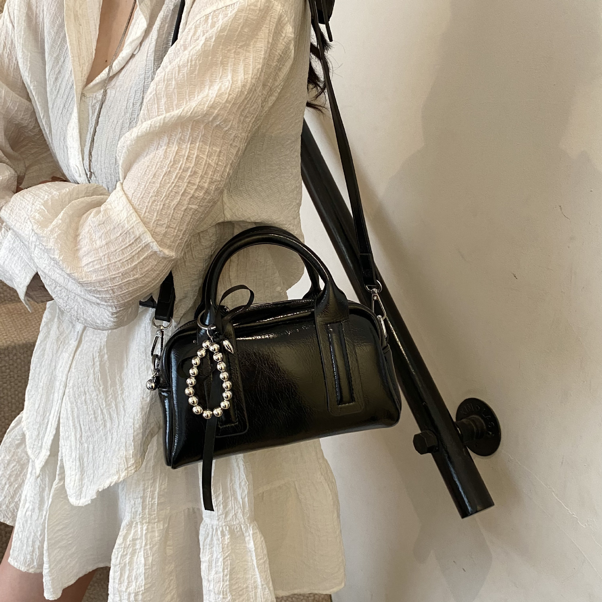 A trendy Korean-style Boston handbag for women, a new simple single-shoulder pillow bag with a high-end texture and a niche crossbody bag details Picture