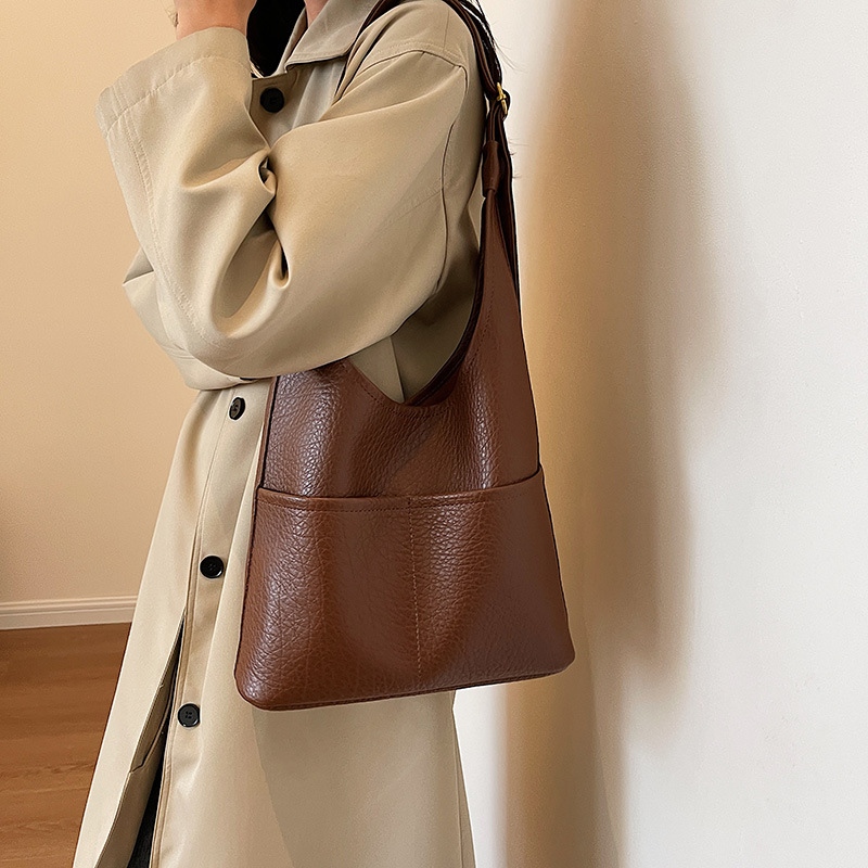 High-end, niche style soft leather single-shoulder large-capacity bag, classic and fashionable bucket bag for women, crossbody quality commuting bag Application Scenario