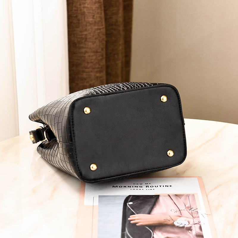Cross-border trade best-selling women's bags 2022 new trendy and fashionable crocodile pattern bucket bag, single-shoulder crossbody small bag consignment Application Scenario