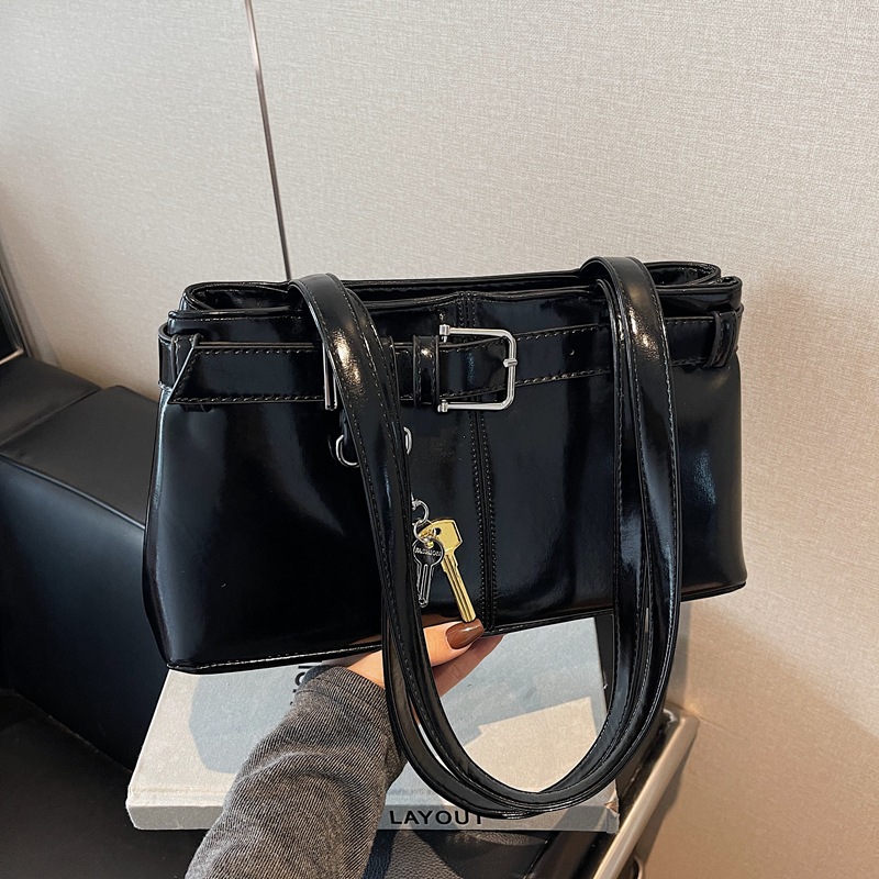 Korean version niche design motorcycle bag, women's soft leather key pendant lock, single-shoulder handbag, trendy and fashionable underarm bag Specification drawing