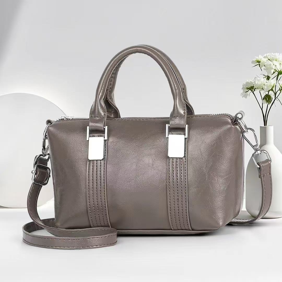 A fashionable women's handbag with solid color and texture, a crossbody bag, a new simple commuting handbag and tote bag for the autumn and winter of 2025, looking stylish Application Scenario