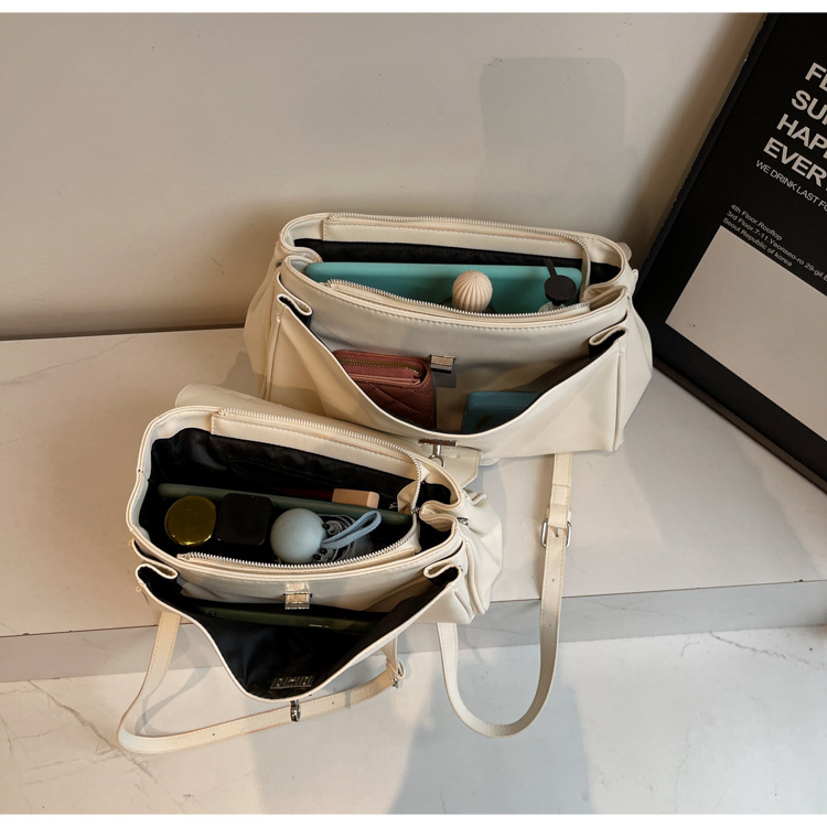 A light luxury style, a versatile handbag for women in 2025, a new fashionable soft leather single-shoulder underarm bag, a commuting crossbody platinum bag Application Scenario