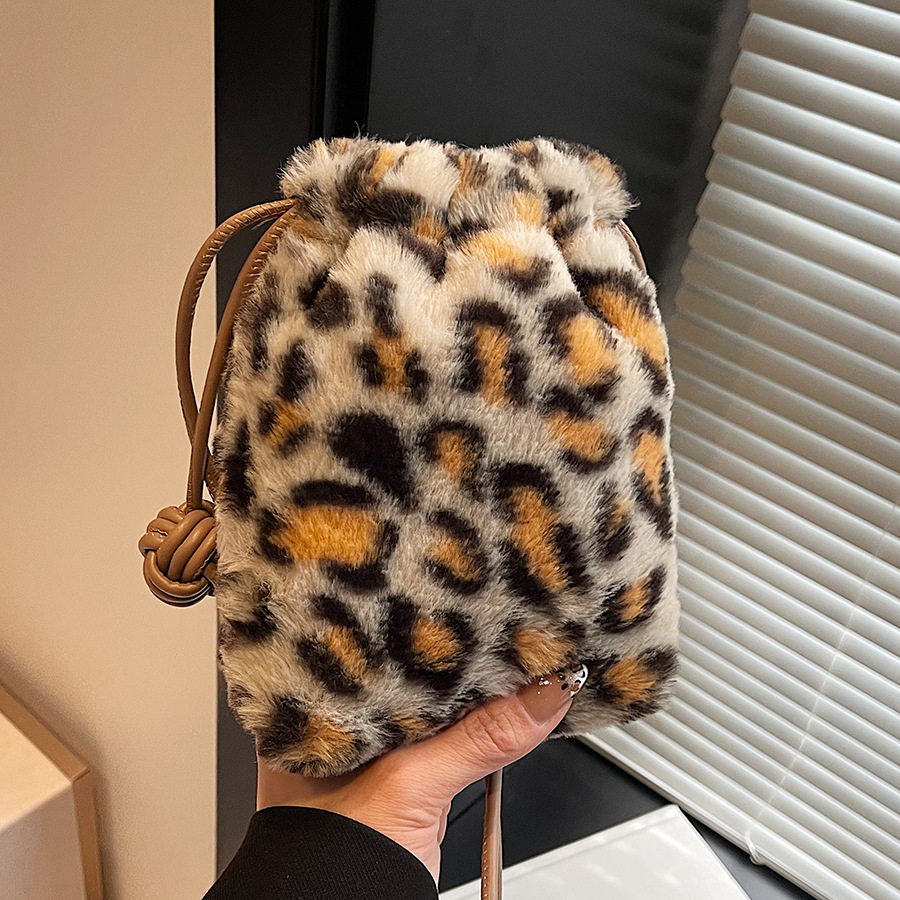 Leopard print plush bucket bag 2024 Korean version Instagram trendy and stylish single-shoulder bag, a niche casual and versatile women's bag full figure