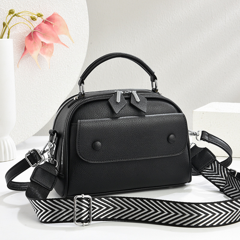 This simple and stylish new bag is a versatile crossbody Korean-style crossbody bag. It is a unique 2025 women's handbag and a trendy single-shoulder bag full figure
