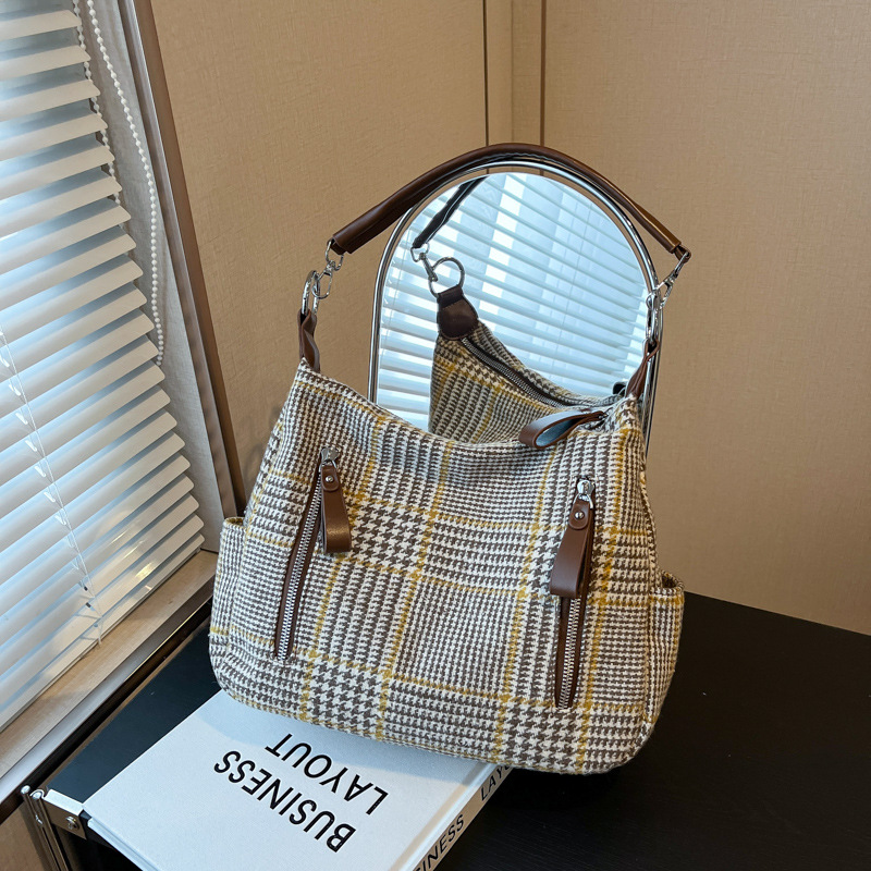 A retro and artistic checkered large-capacity bag for women, a new 2024 underarm bag with a niche design, a crossbody bag for work and commuting details Picture