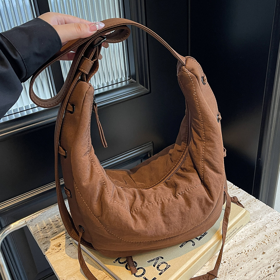 Casual and versatile ins fashion small bag for women, 2025 new trendy crossbody bag made of nylon fabric, single-shoulder dumpling bag full figure