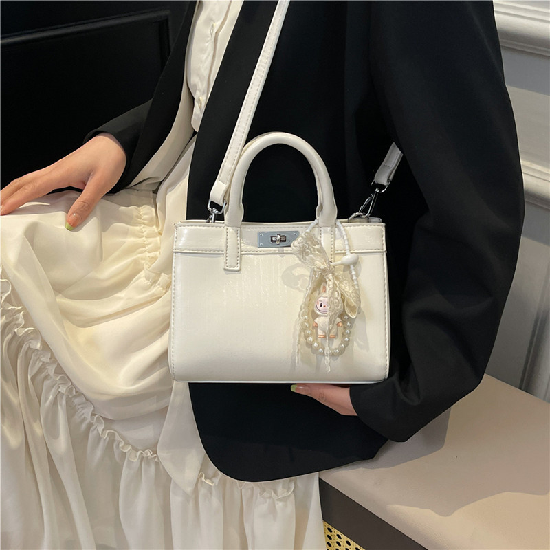 A simple, casual and niche design handbag for women in 2025, a trendy and fashionable single-shoulder bag with a high-end quality crossbody bag details Picture