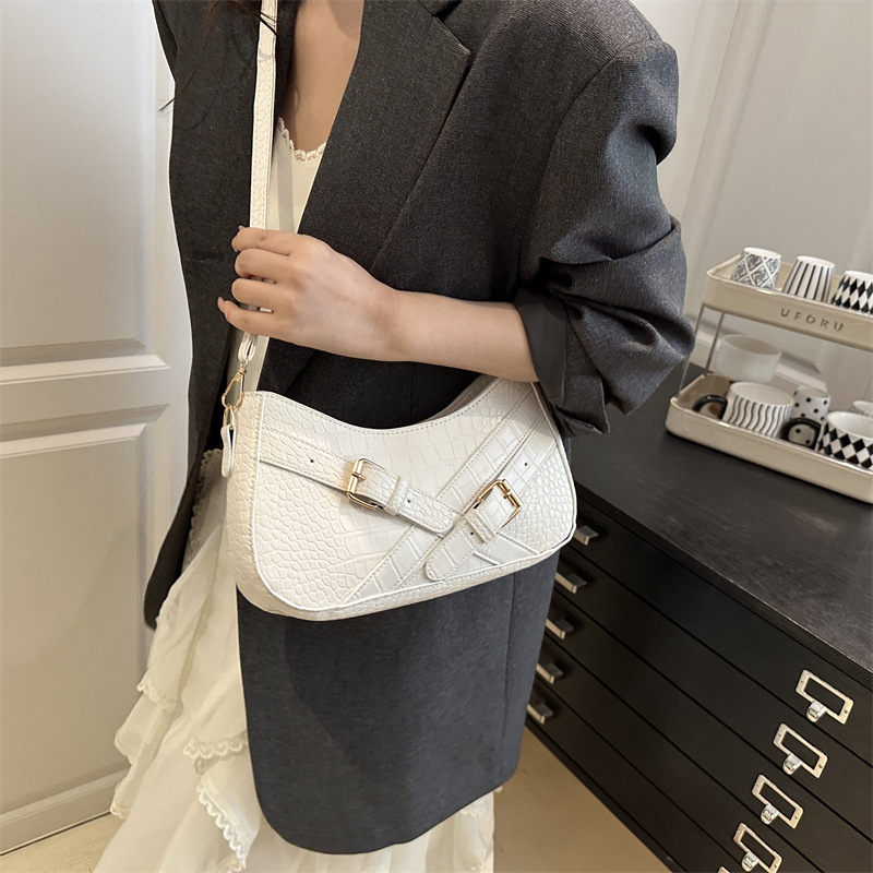 2025 Casual, simple, stylish and individualistic small square bag Summer New Fashion Trend Women's single-shoulder crossbody bag details Picture