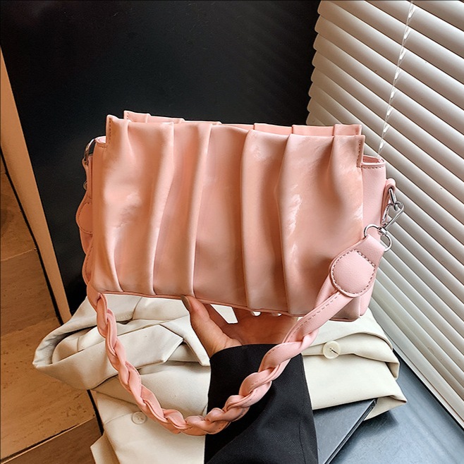 The Korean Instagram super popular underarm bag for women in 2025, a versatile pleated single-shoulder bag, a fashionable chain bag, and a trendy crossbody style full figure