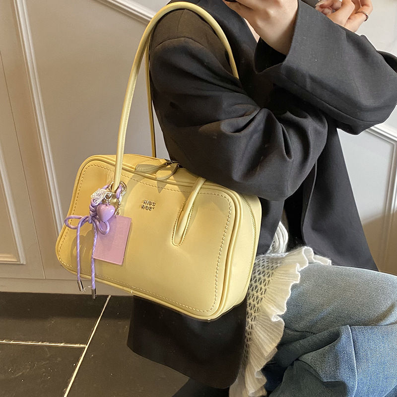 High-end quality large-capacity underarm bag for women 2025 new style, fashionable, versatile, stylish, light luxury, solid color simple single-shoulder bag Application Scenario