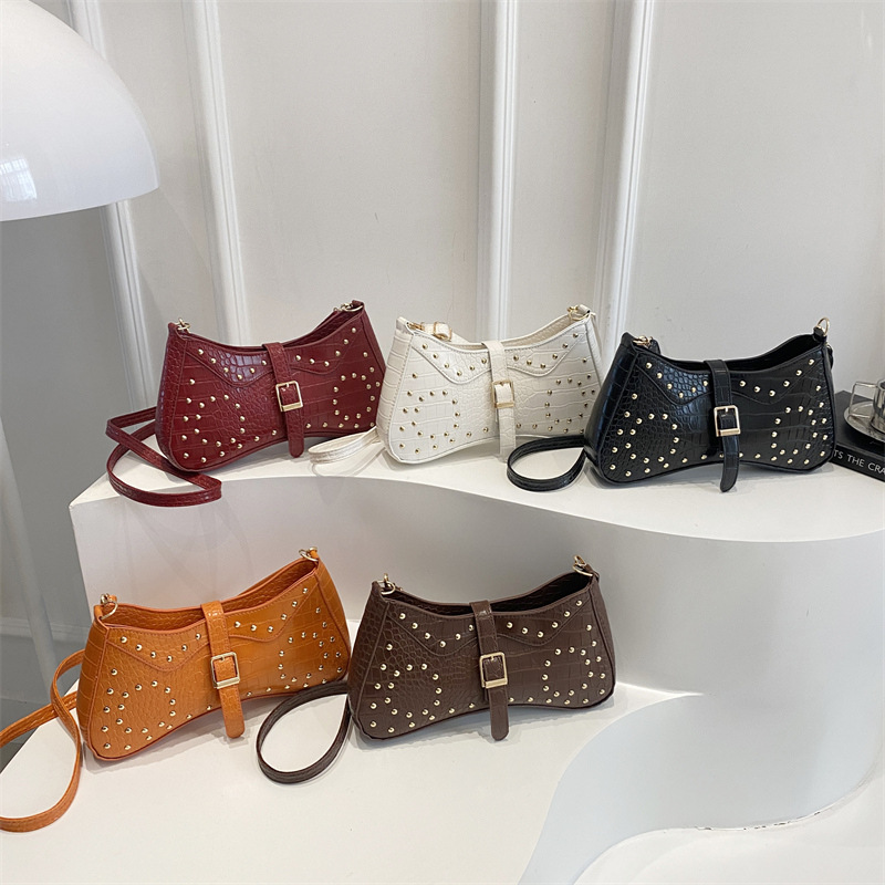 Personalized rivet design, casual texture and fashionable 2025 summer new stylish women's single-shoulder crossbody underarm bag Application Scenario