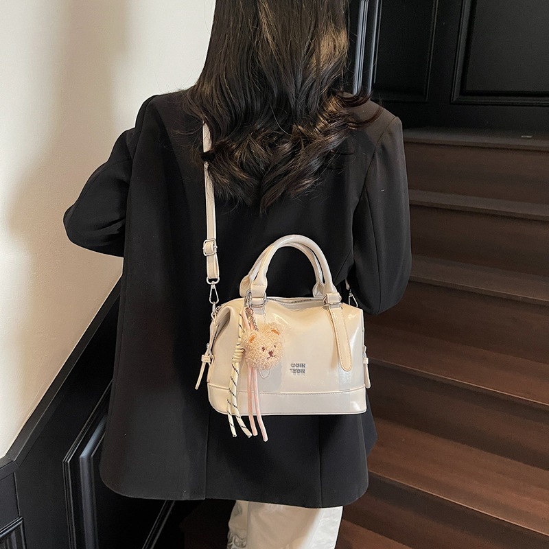 Retro and high-end style hand-held pillow bag for women, 2025 new fashion and casual single-shoulder bag, high-end and simple crossbody bag Application Scenario