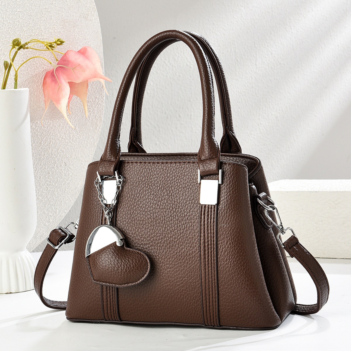A new style of fashionable and stylish chain shell bag handbag, a new women's single-shoulder crossbody bag Application Scenario