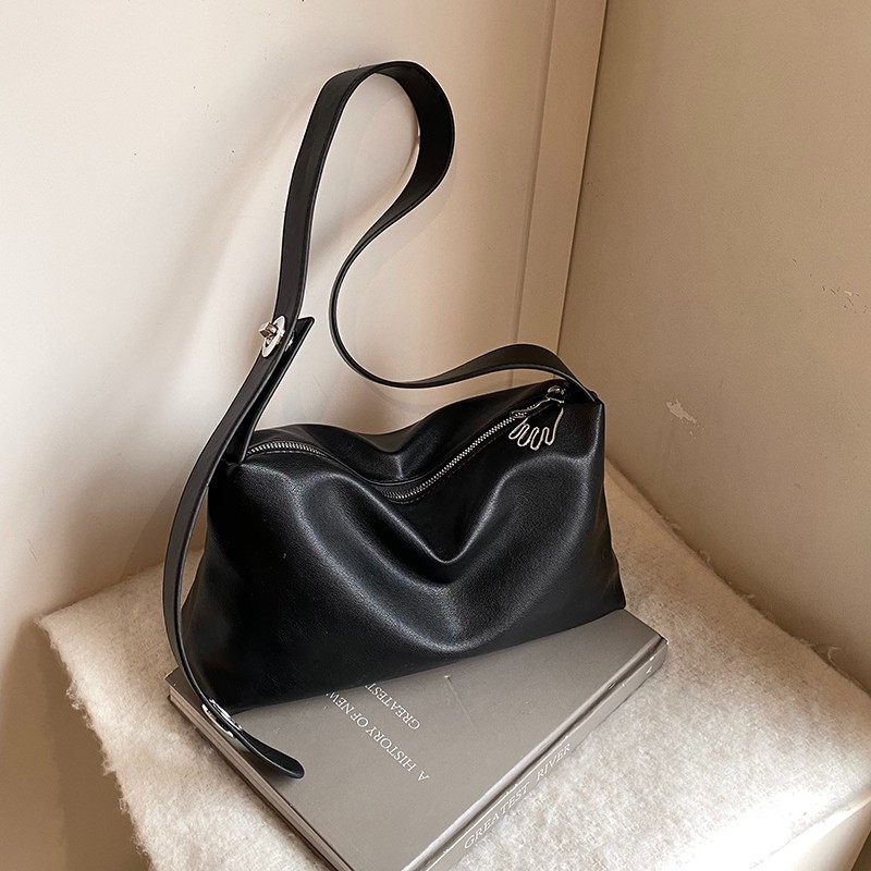 This is a new, stylish and versatile single-shoulder crossbody bag with a large capacity for women in 2025. It's a popular commuting dumpling bag this year details Picture