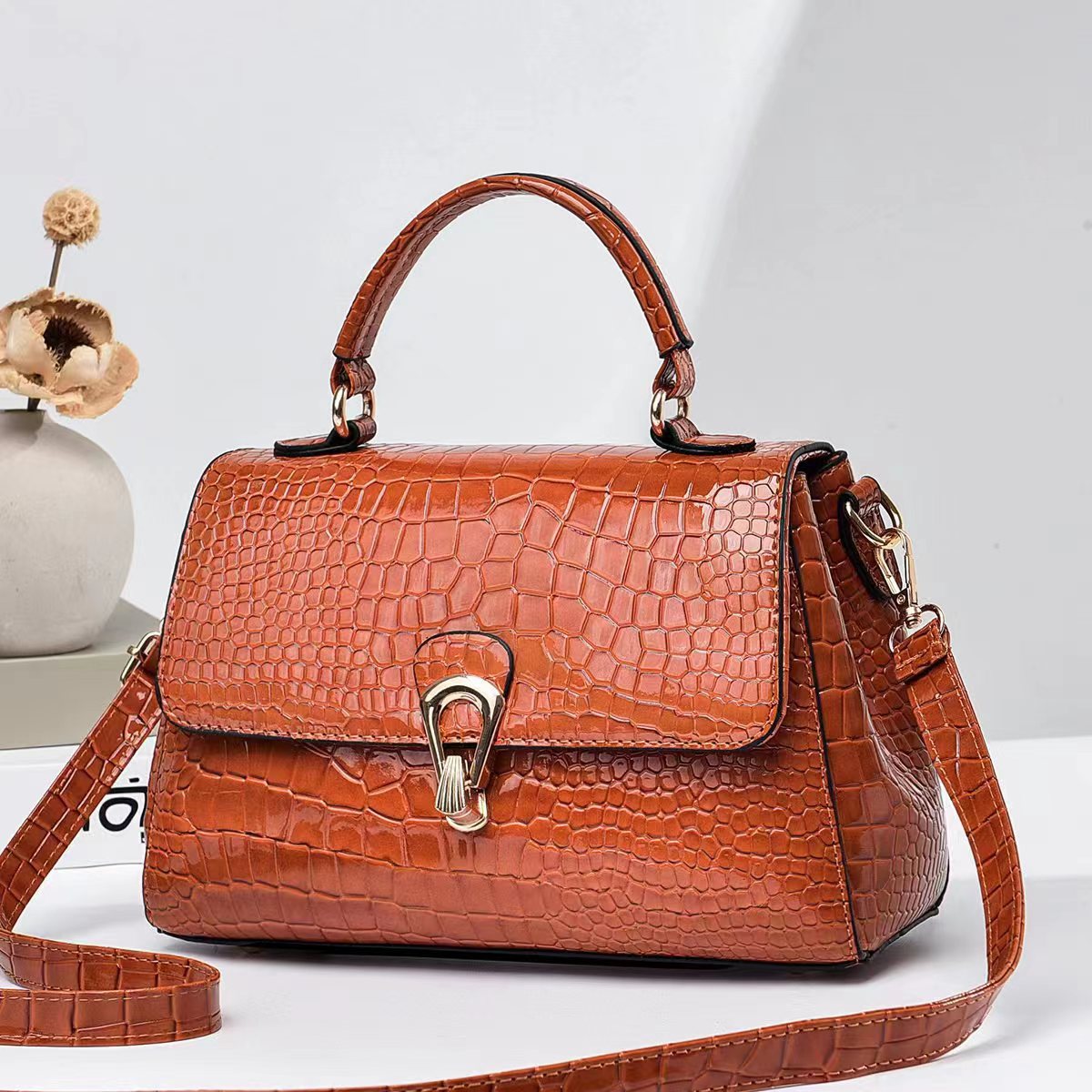 High-end women's bag with large capacity and crocodile pattern, 2023 new style women's crossbody bag, fashionable and elegant, versatile French small bag Application Scenario