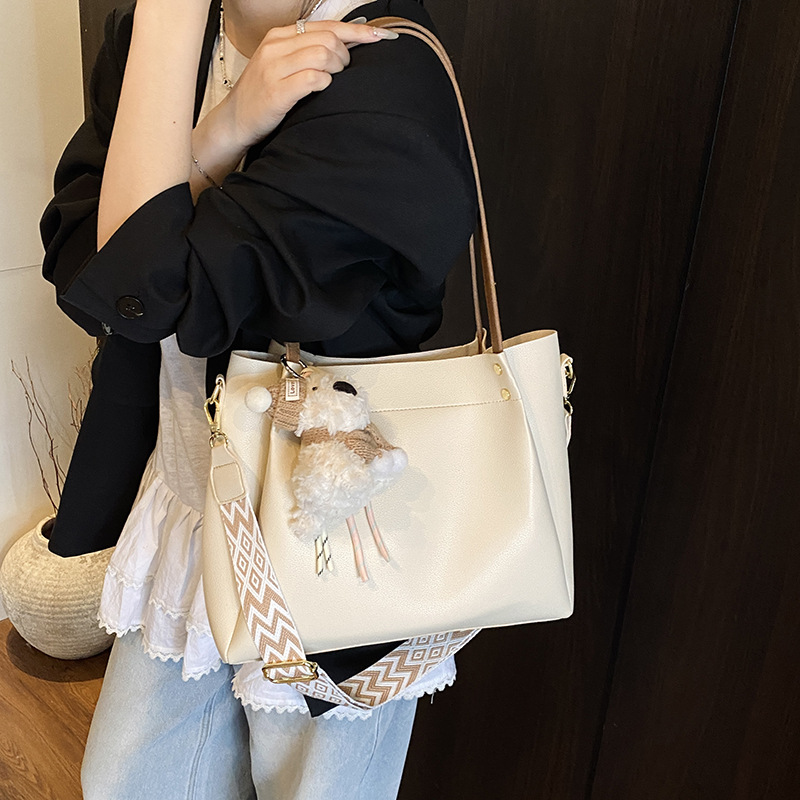 A fashionable, large-capacity, simple and versatile bucket bag for women, a new model of 2025, with a stylish and high-end quality for commuting, single-shoulder crossbody details Picture