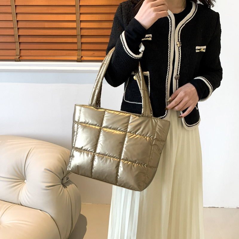A large-capacity casual handbag for women, a new Korean-style solid color simple single-shoulder underarm bag for women, and a commuter tote bag details Picture