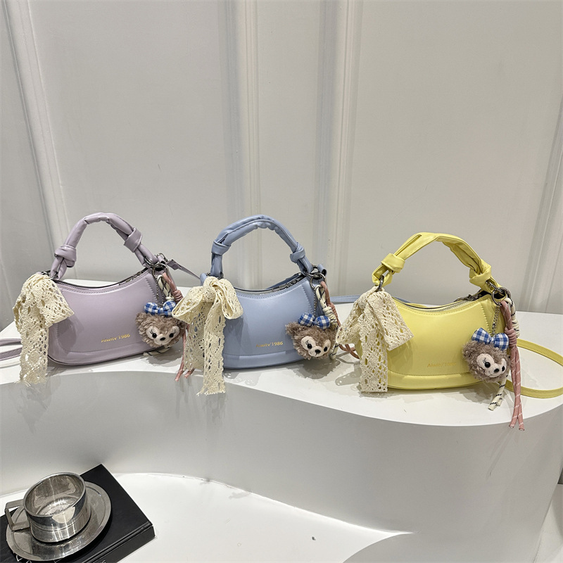 The 2025 new stylish and versatile single-shoulder crossbody bag features a niche design, a French hand-held handbag, and a simple commuting bag Application Scenario