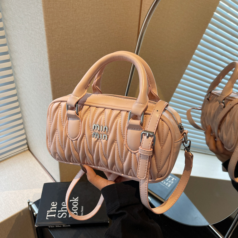 A stylish and high-end bowling bag for 2025, a simple, casual and versatile single-shoulder bag with a niche design for women Application Scenario