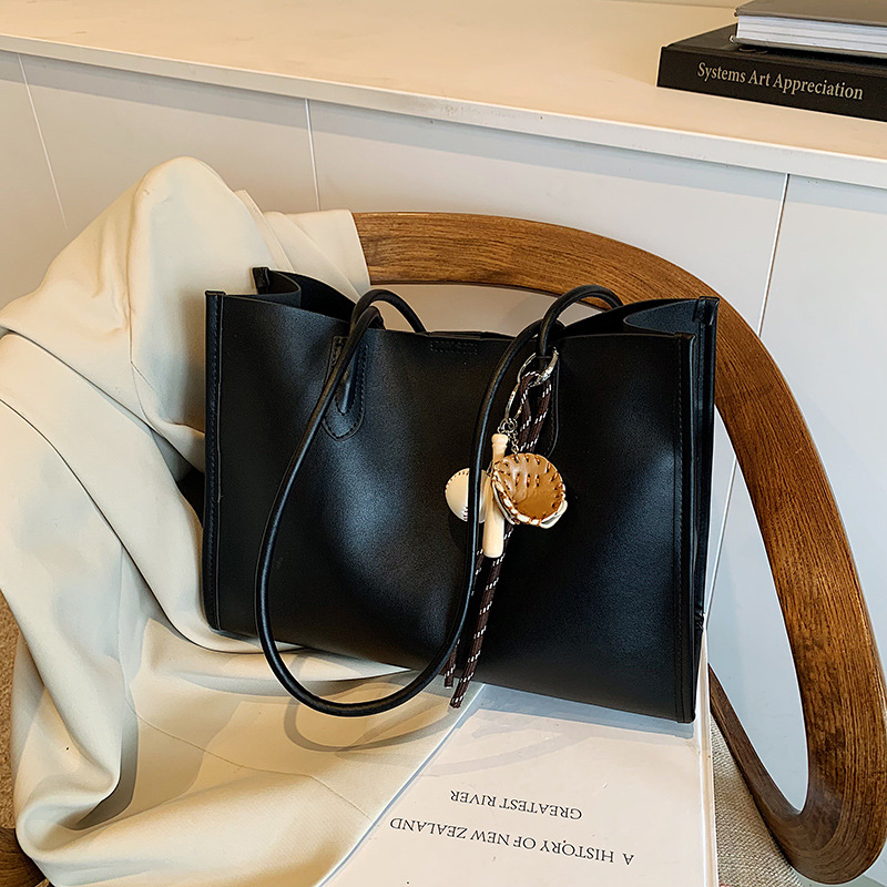 A new retro and simple tote bag for women in 2024 from a niche forest-themed commuter bag. It has a large capacity and is a versatile shoulder bag for classes details Picture
