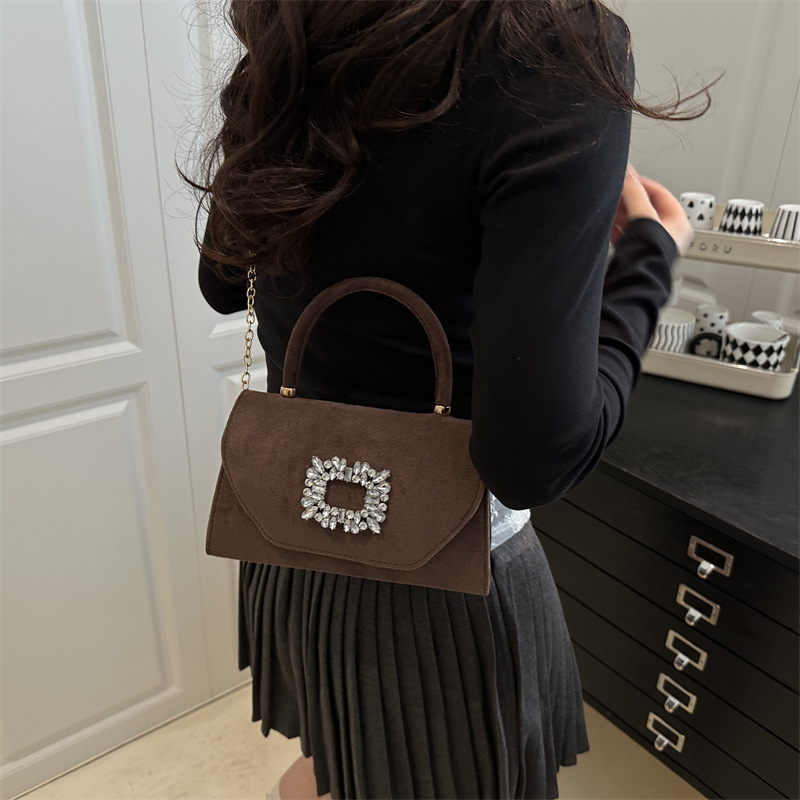 This year, the trendy small square bag for women in 2025 features a chain bag that is both fashionable and simple, as well as a single-shoulder bag with a high-end feel details Picture