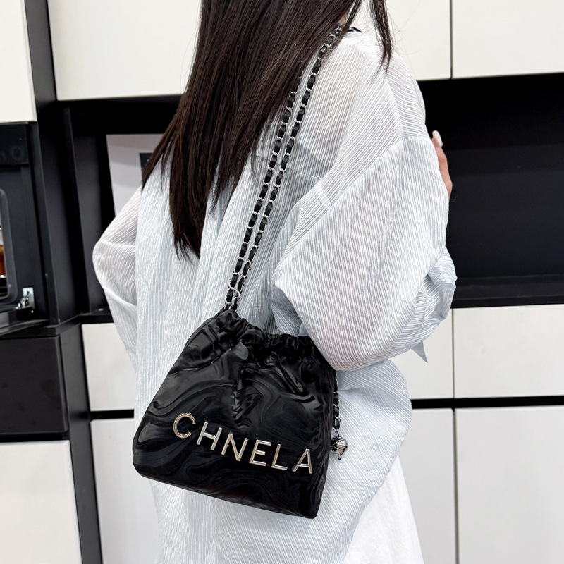 2025 Summer New diamond-patterned embroidery bucket bag, women's letter pleated commuter chain single-shoulder crossbody bag details Picture