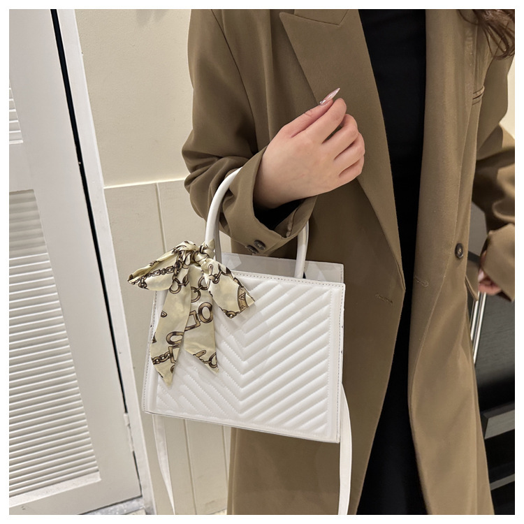 Korean style fashionable and simple women's bag, high-quality winter new style niche design handbag, large capacity crossbody bag Specification drawing