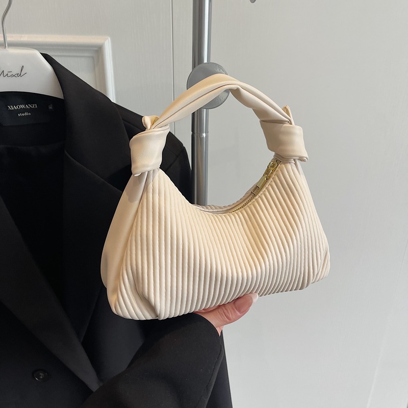 This is a new, simple, casual and versatile single-shoulder bag for women in 2025. It exudes a sense of sophistication and is a niche trend for women full figure