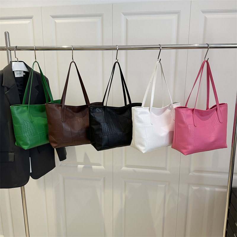 A new cross-border pu women's bag, a solid color crossbody bag for women, a large-capacity single-shoulder bag, a casual and simple commuting bag for work Application Scenario