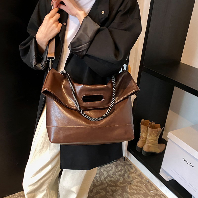 A large-capacity women's 2024 new style casual, versatile, retro crossbody bag with a high-end and fashionable commuting bucket Application Scenario