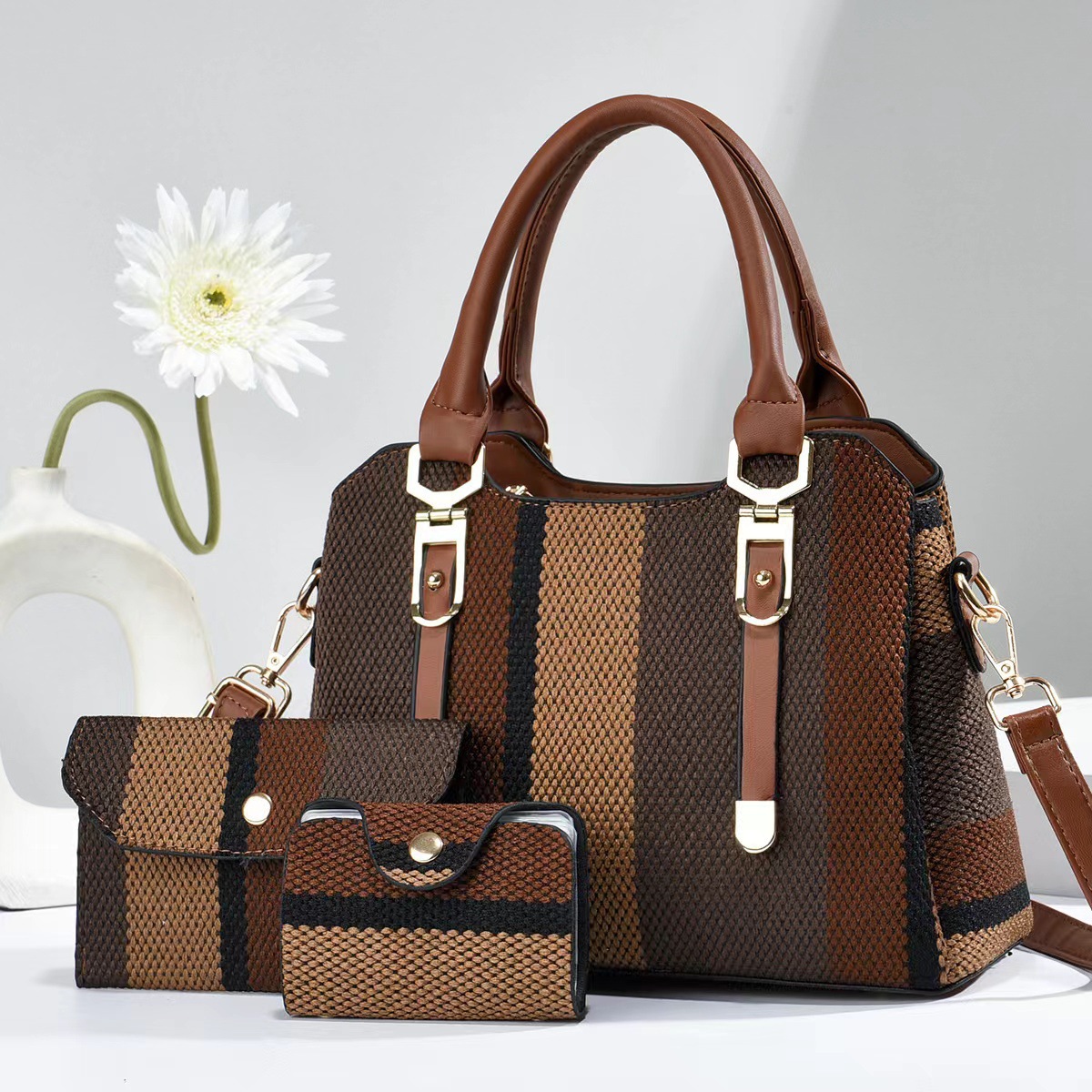 The new Spring/Summer 2024 stylish large-capacity handbag with checkered fabric for export, featuring a color-blocking vertical stripe single-shoulder crossbody bag, is a trend details Picture