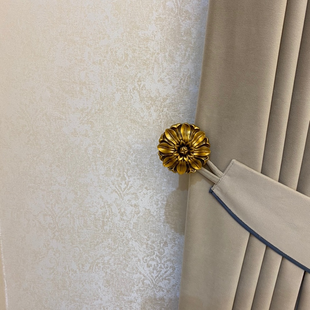 Cross-border new product manufacturer, retro-style hook wall hook, wall hook, American-style dome curtain, window screen, curtain head, fixed curtain hanging Application Scenario