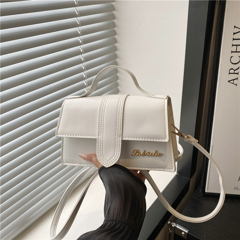 This is a new, niche and trendy handbag for women in the summer of 2025. It is a solid color, fashionable and high-quality single-shoulder small square bag full figure