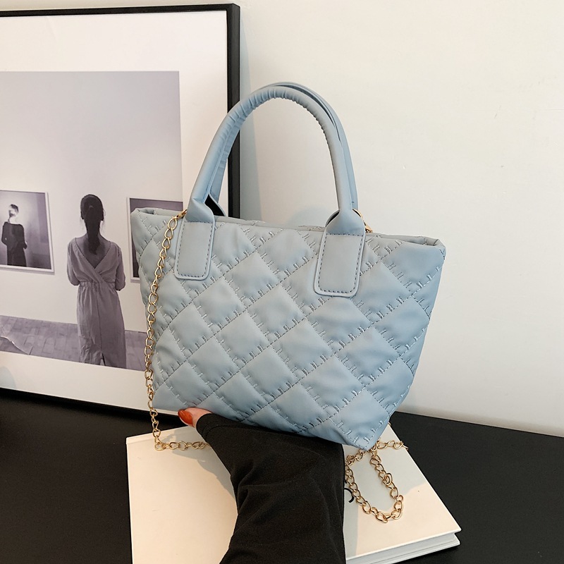 Korean-style embroidered diamond-shaped soft PU tote bag for spring 2024, a large-capacity, high-quality single-shoulder crossbody bag full figure