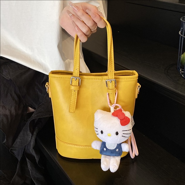 The 2025 new niche design hand-held bucket bag is a fashionable and versatile commuter single-shoulder bag with a solid color and a stylish crossbody bag full figure