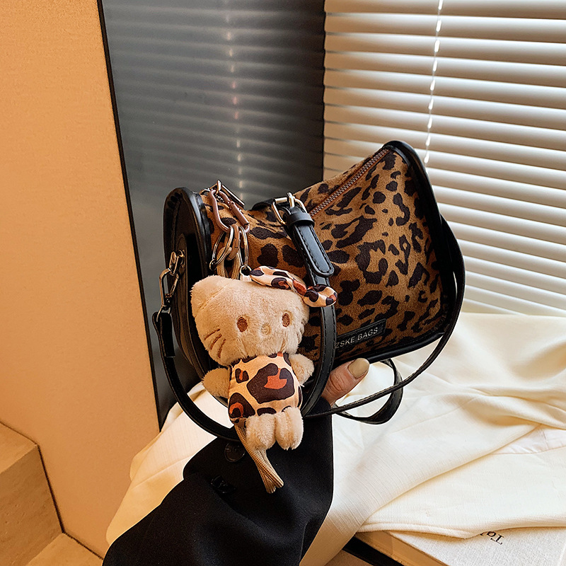 A niche design of a frosted bag for women in 2024, a high-end and trendy leopard print crossbody bag, a fashionable single-shoulder underarm bag details Picture