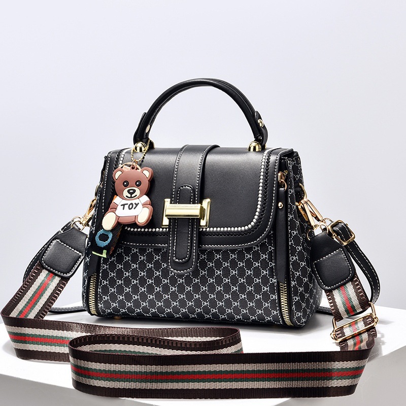 The 2022 new women's bag crossbody bag is stylish and versatile. The small square bag has a high-end texture and is a niche single-shoulder handbag Application Scenario