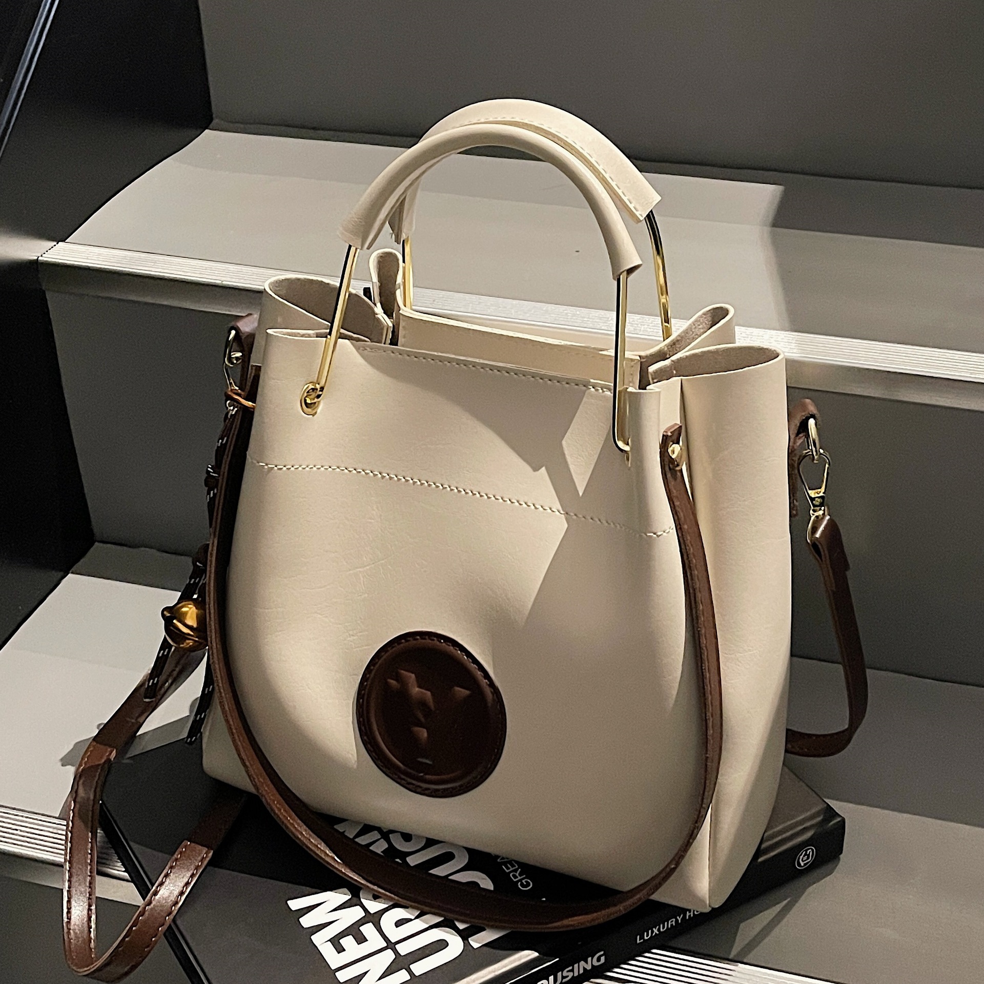 High-end retro handbag for women, 2025 new trendy single-shoulder bag, large-capacity tote bag, crossbody bag full figure