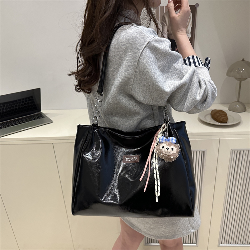 This high-capacity bag is a new summer fashion single-shoulder bag for women in 2025. It exudes a sense of sophistication and is a tote bag for students' commuting to school details Picture