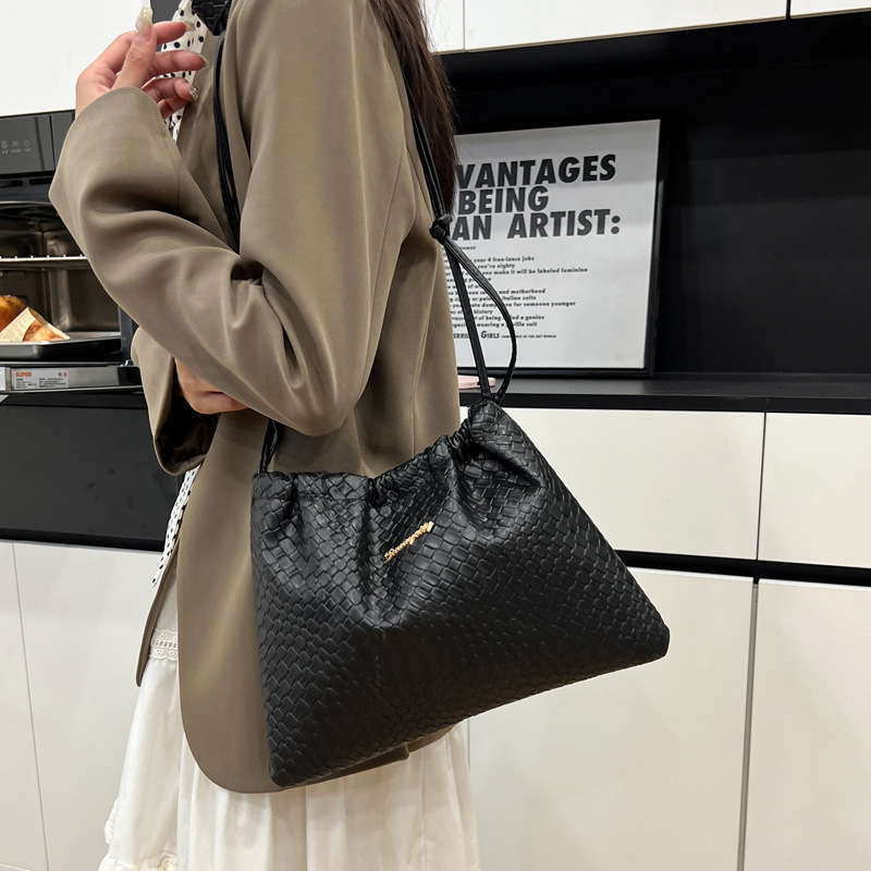 Ladies' backpack Korean version 2025 Spring/Summer New trendy, fashionable, individual and versatile commuting bag, casual soft leather crossbody bag details Picture