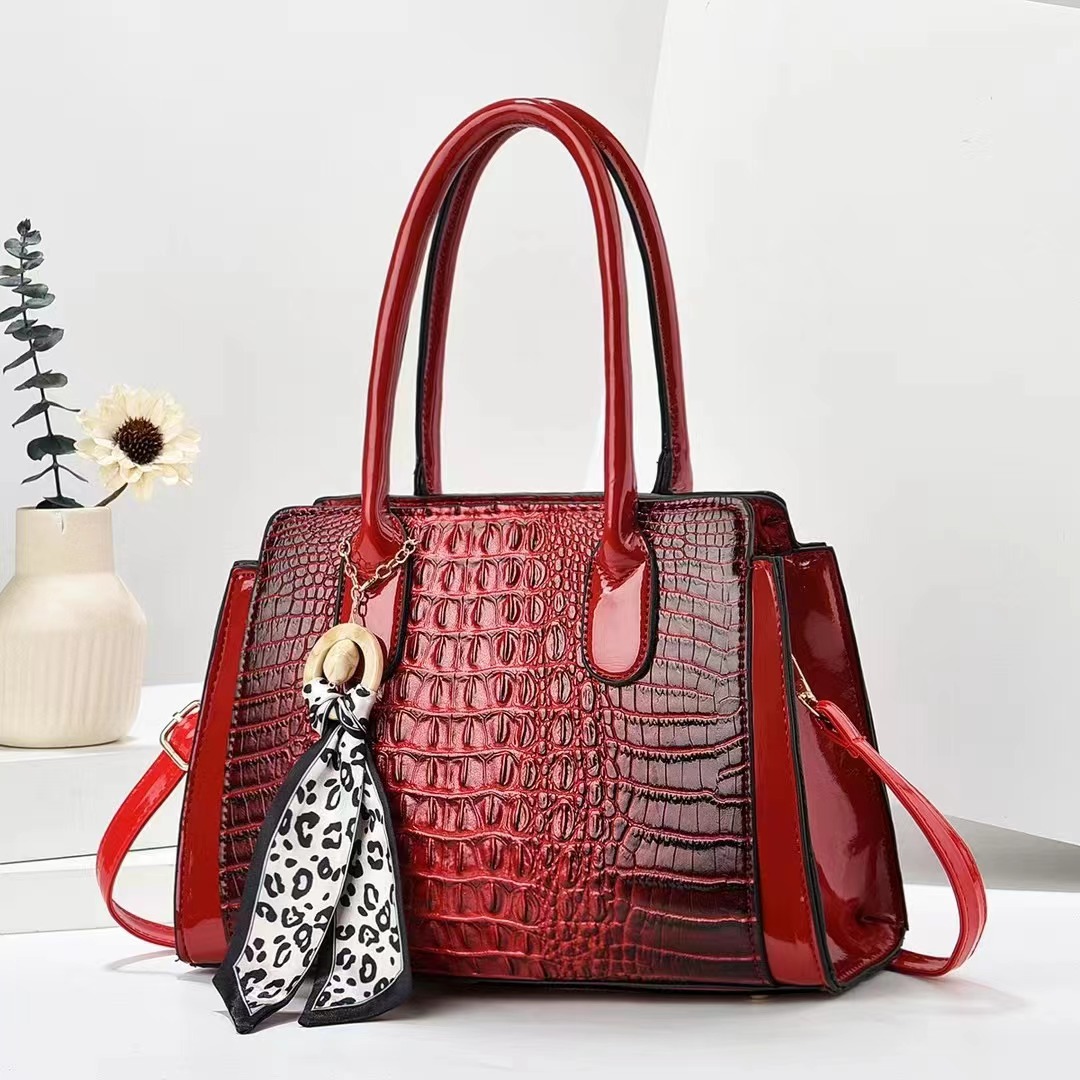 The 2024 new crocodile print handbag is simple and elegant. It is a single-shoulder crossbody women's bag with a large capacity and a stylish look Application Scenario