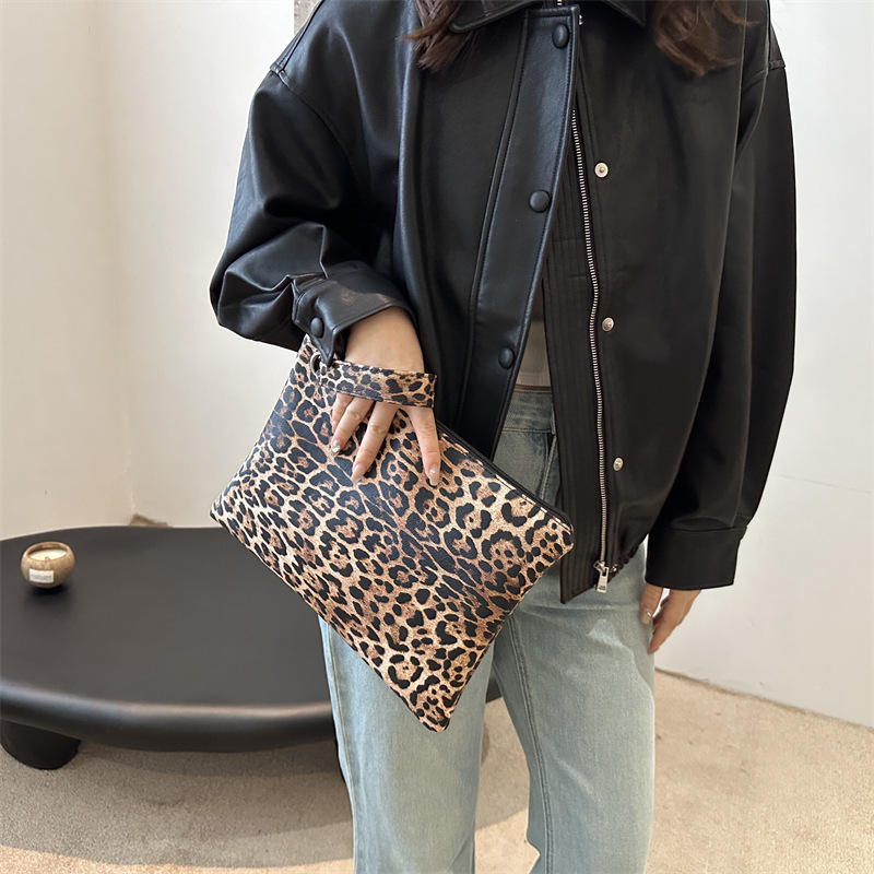 A fashionable and niche leopard print small square bag for women, new autumn 2024 collection, simple and individual, with a handbag feel, a hand-held commuting bag details Picture