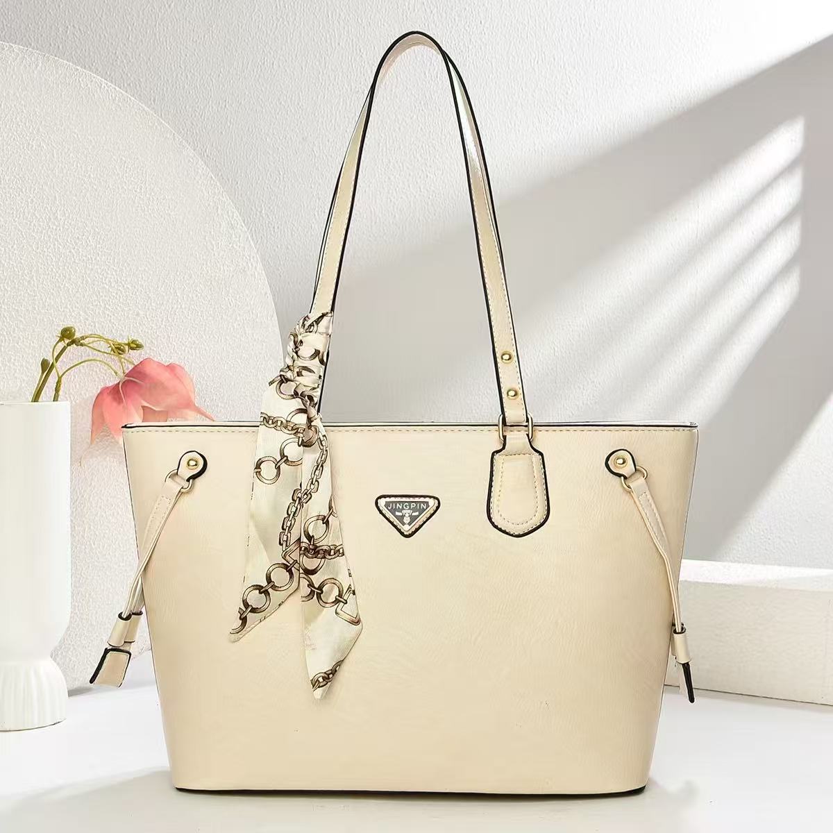 This is a new, light luxury, fashionable and simple tote bag for women in 2025. It has a large capacity for commuting and can be used as a shoulder bag Specification drawing