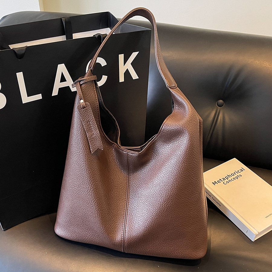 A new 2024 stylish single-shoulder bag for women with large bags, featuring an ins niche design and a large-capacity leopard print commuter tote bag full figure