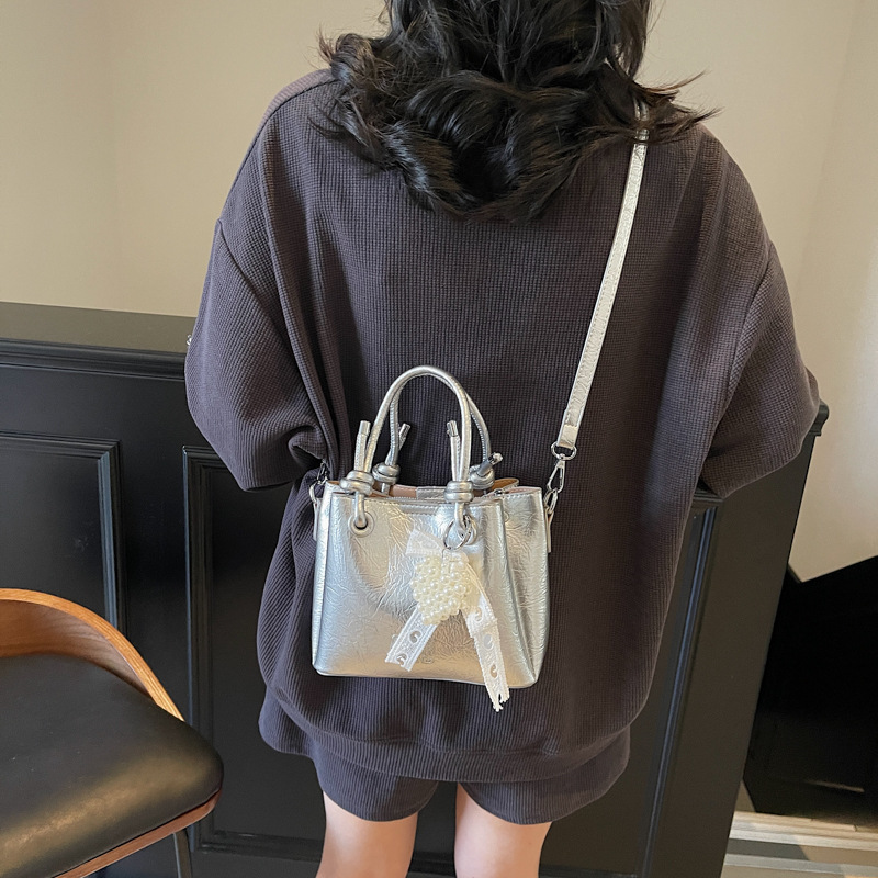 The 2025 new high-end, niche design solid color hand-held bucket bag is a versatile and stylish single-shoulder crossbody bag for women Application Scenario