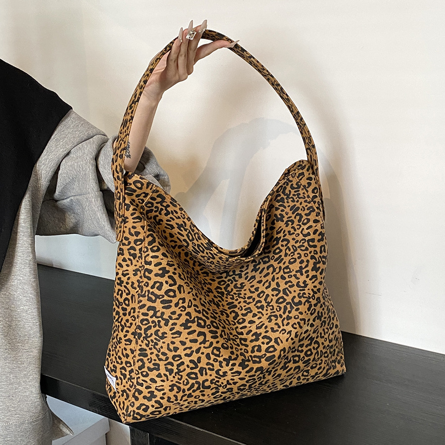 Large-capacity tote bag, 2024 new trendy INS shoulder bag, elegant underarm bag, leopard print simple, Japanese and Korean casual bag full figure