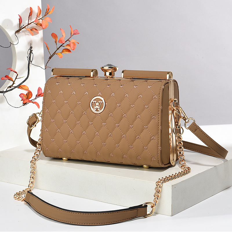 A new fashionable shiny leather crossbody bag with a steel clip design for foreign trade, a light luxury and niche single-shoulder bag with a versatile texture Specification drawing